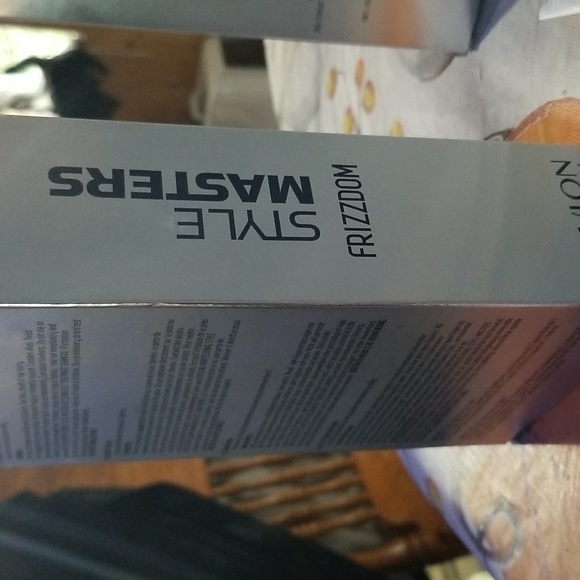 Revlon Style Masters Frizzdom Hair Taming Treatment - Picture 2 of 3